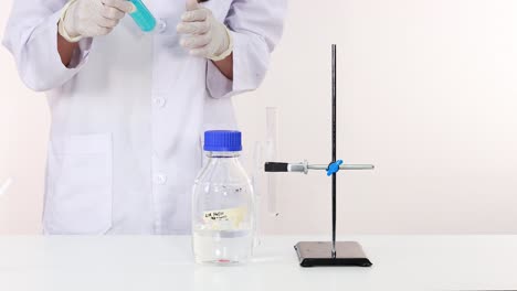 el científico lleva a cabo la reacción naoh en un entorno de laboratorio