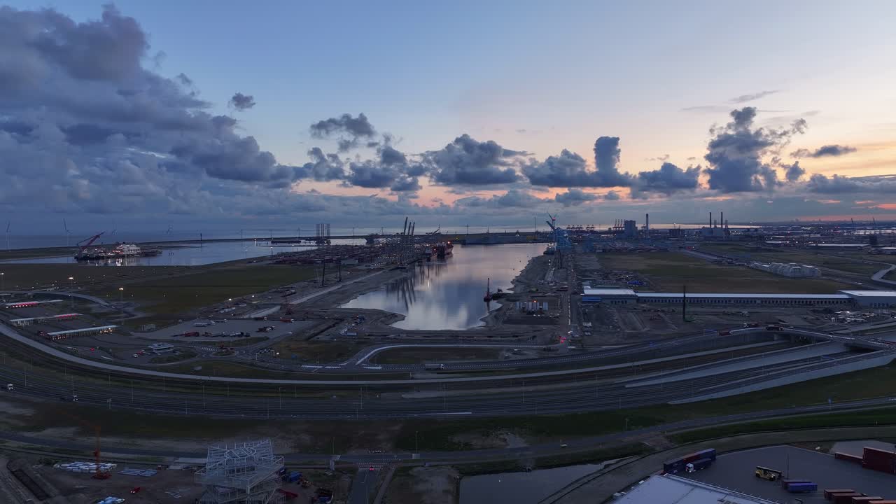 cielo nublado dramático sobre las terminales portuarias en maasvlakte, países bajos