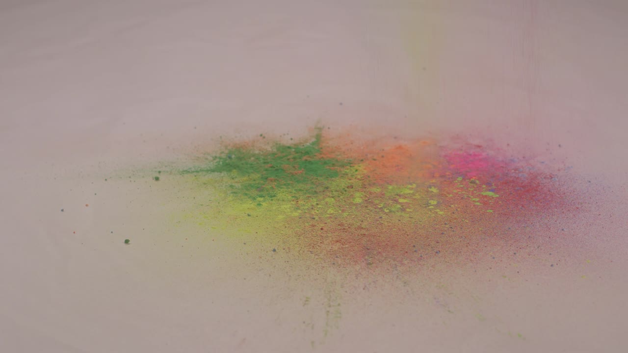 그 먼지는 땅에 뿌려져 돌아다습니다.