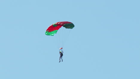 un parapente volando contra un cielo azul claro