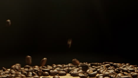 granos de café cayendo desde arriba sobre una superficie de madera