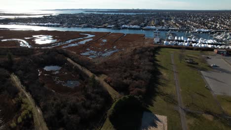 Una-Vista-Aérea-De-Un-Parque-Junto-A-Las-Marismas-En-Freeport,-Nueva-York,-En-Un-Día-Soleado-Con-Cielos-Azules