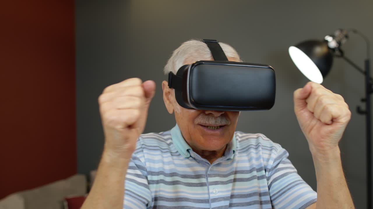 hombre mayor feliz usando gafas de realidad virtual, tratando de tocar algo, viendo video en 3d