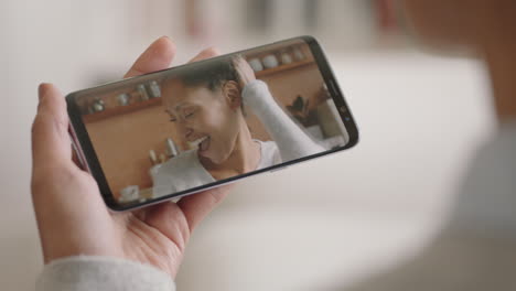 Mujer-Joven-Teniendo-Video-Chat-Usando-Un-Teléfono-Inteligente-En-Casa-Charlando-Con-Un-Amigo-Mostrando-Peinado-Compartiendo-Estilo-De-Vida-Disfrutando-De-La-Comunicación-En-Línea-Imágenes-De-4k