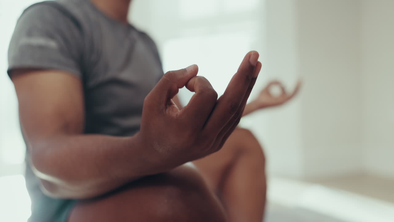 fitness, meditación y hombre con ejercicio