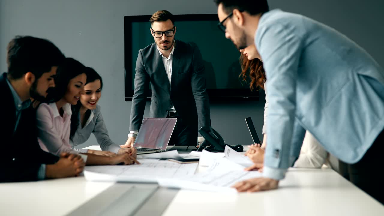 empresarios y empresarios en una conferencia de reuniones modernas