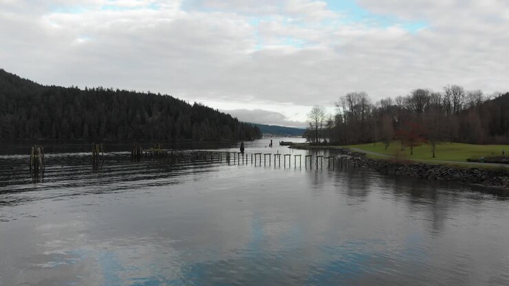 Diverse riprese con drone intorno al Barnet Marine Park a Burnaby, Columbia Britannica, Canada.
