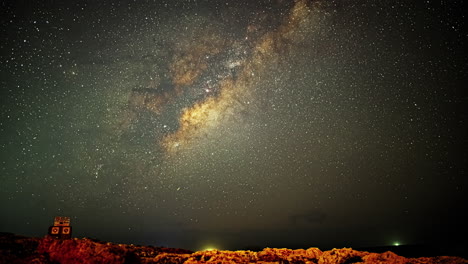 un viaje cósmico a través del cielo nocturno: un tranquilo timelapse de la vía láctea sobre colinas onduladas