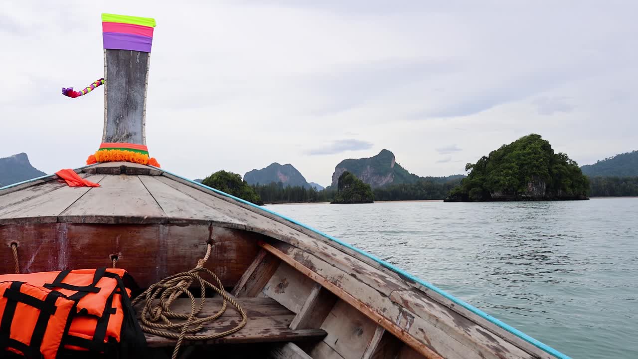 크라비의 물을 가로질러 경치 좋은 보트 타기