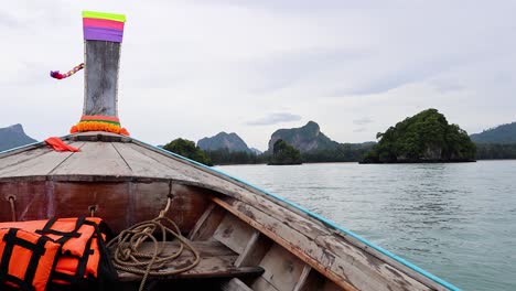 paseo en barco panorámico a través de las aguas de krabi