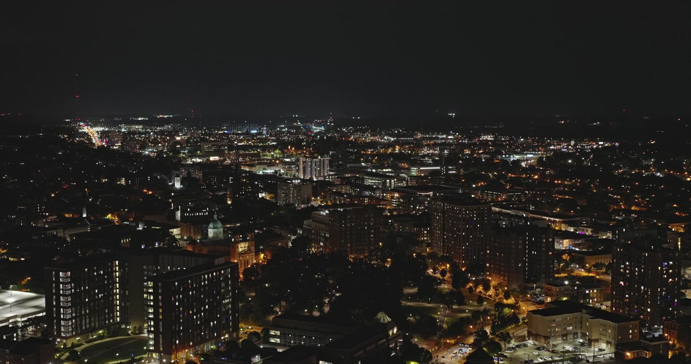 Vuelo nocturno aéreo v62 sobre Richmond, Virginia, por encima de Gambles Hill, Monroe Ward y el campus de la VCU - Filmado con Inspire 3 8k - 29 de septiembre de 2023
