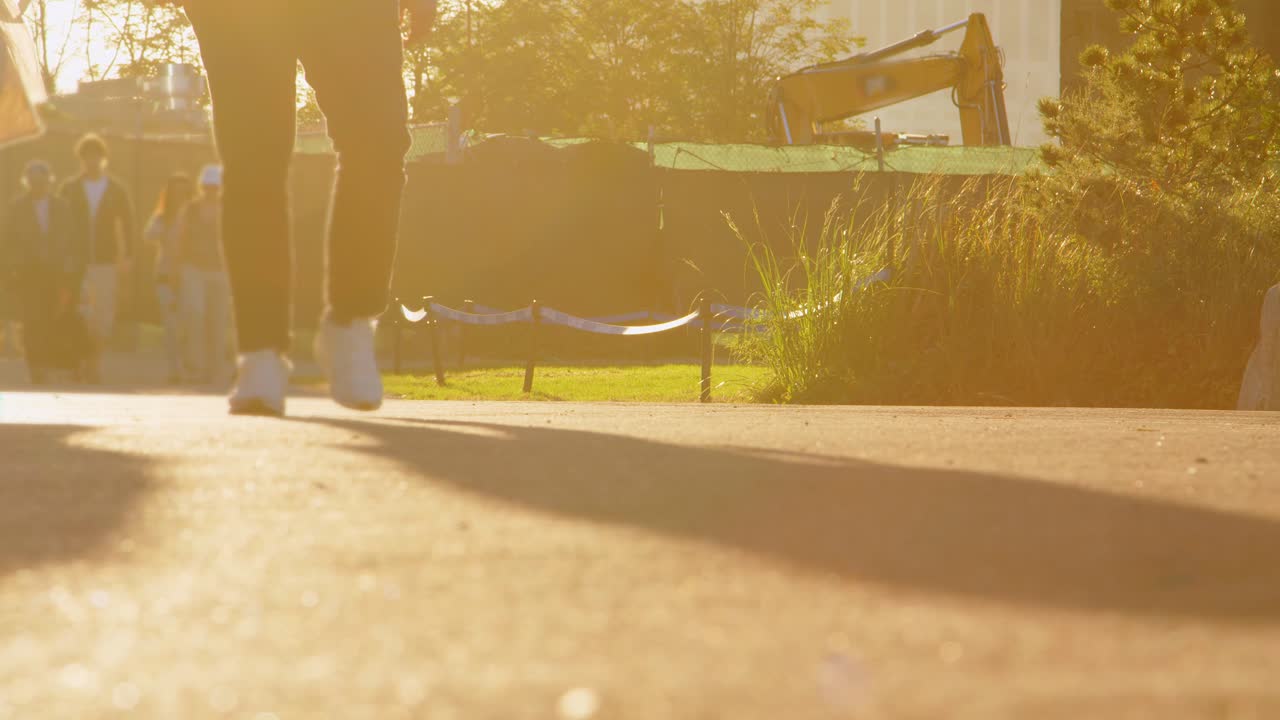 성인 의 뒷빛 의 다리 와 도시 정원 에서 고 있는 소녀