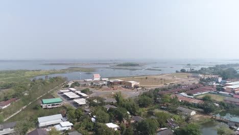 imágenes aéreas de la vista de la ciudad de sakonnakorn y el hermoso lago nong han