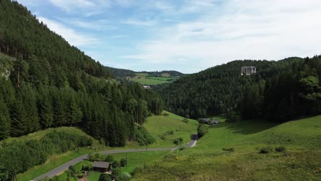 Bosque-Desde-Arriba-En-Semmering,-Austria,-Cerca-Del-Sitio-Declarado-Patrimonio-De-La-Humanidad-Por-La-UNESCO-En-El-Ferrocarril-De-Semmering-En-Austria-4k,-Filmado-Con-Drones