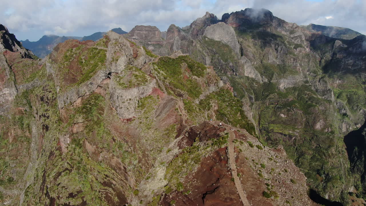 vista de pájaro sobre el mirador del pico arieiro en madeira amplia toma aérea de drones