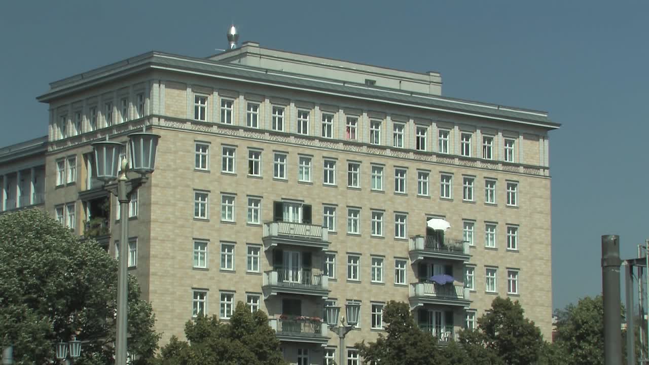 block e hanns hopp en karl-marx-allee berlin cerca del cine kosmos, alemania