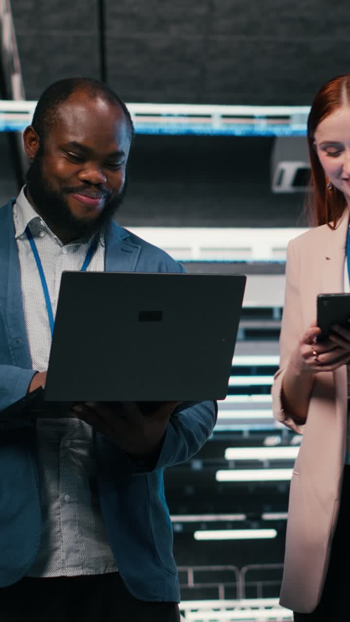 Video verticale. Ottimizzazione dell'elettronica, laptop e team di sviluppatori software in una server farm.