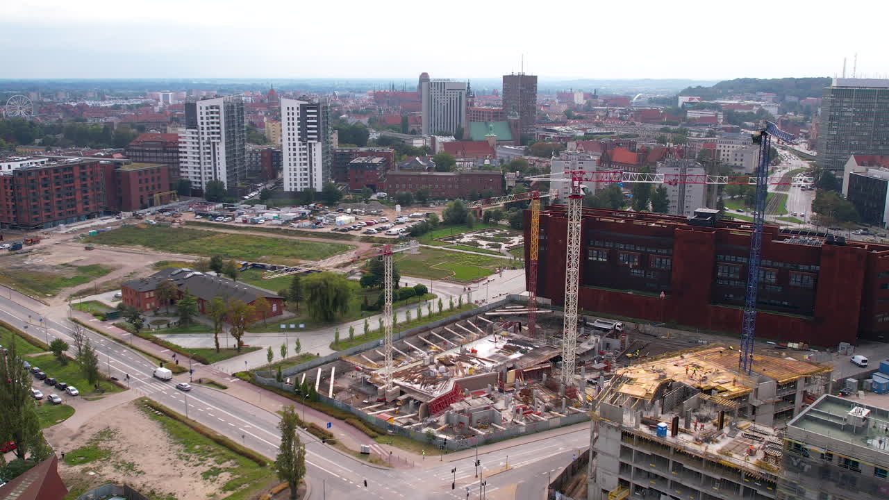 vista aérea de un sitio de construcción urbana con grúas y edificios en gdańsk