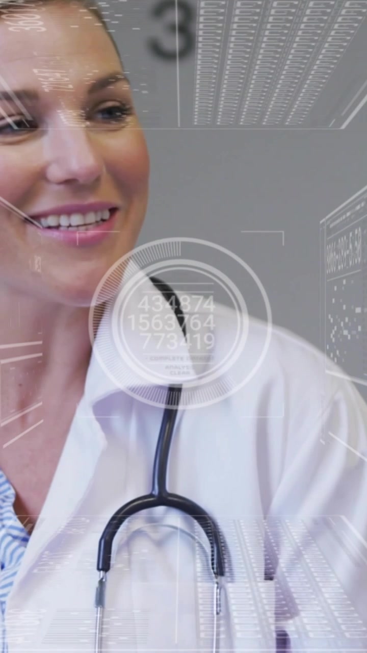 Video verticale: Zoom indietro, medico che si gira, parla e sorride mentre appare un HUD che mostra dati.