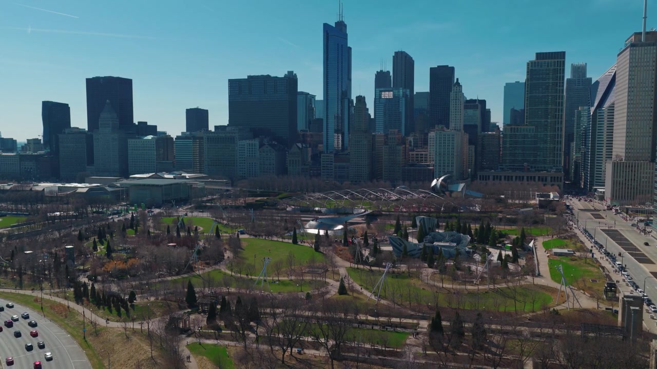 El horizonte de Chicago se eleva sobre Millennium Park, mostrando arquitectura moderna y espacios verdes. Perfecto para contenido de planificación urbana o turismo