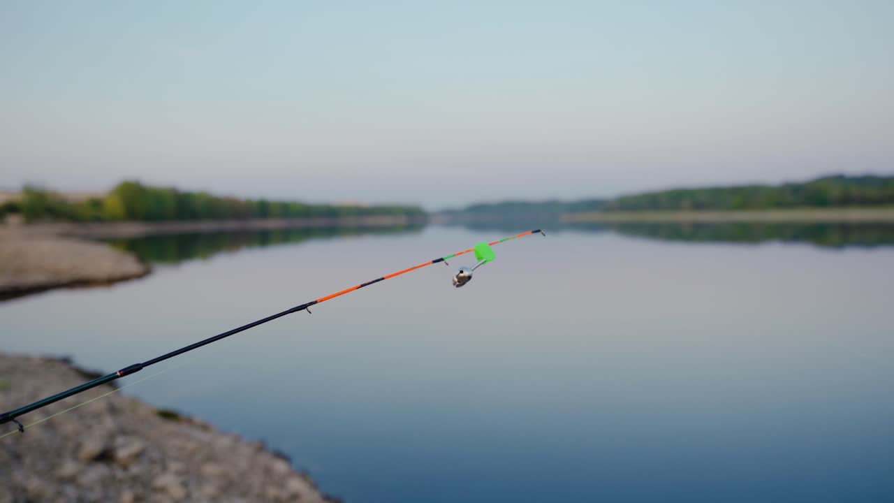 물고기가 갈고리를 잡았을 때 시줄 끝의 클로즈업