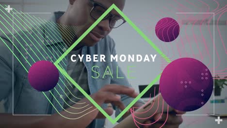 video de venta de cyber monday texto y gráficos mientras un joven afroamericano usa una tableta.