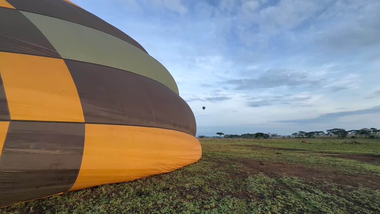 полуполный воздушный шар ждет взлета в национальном парке серенгети в танзании.