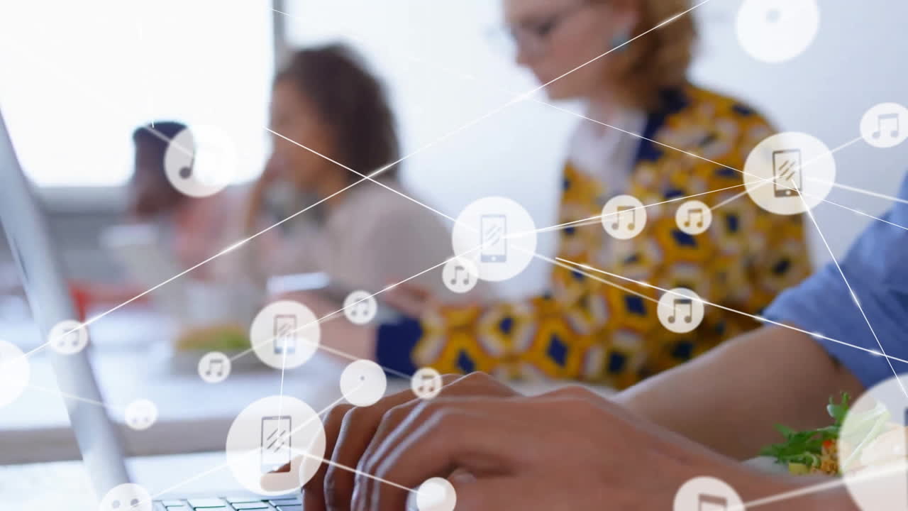 animación de la red de conexiones con iconos sobre diversas personas de negocios que usan computadoras portátiles
