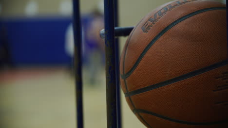 Baloncesto-En-La-Clase-De-Gimnasia-De-La-Escuela-Secundaria