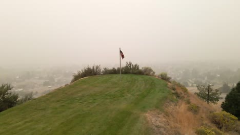 Bandera-Estadounidense-En-Un-Día-De-Humo-Debido-A-Los-Incendios-De-La-Costa-Oeste-En-Wenatchee,-Wa,-Ee.uu.