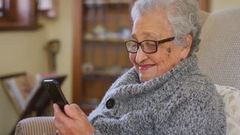 Smartphone,-Mujer-Divertida-Y-Anciana-En-El-Sofá