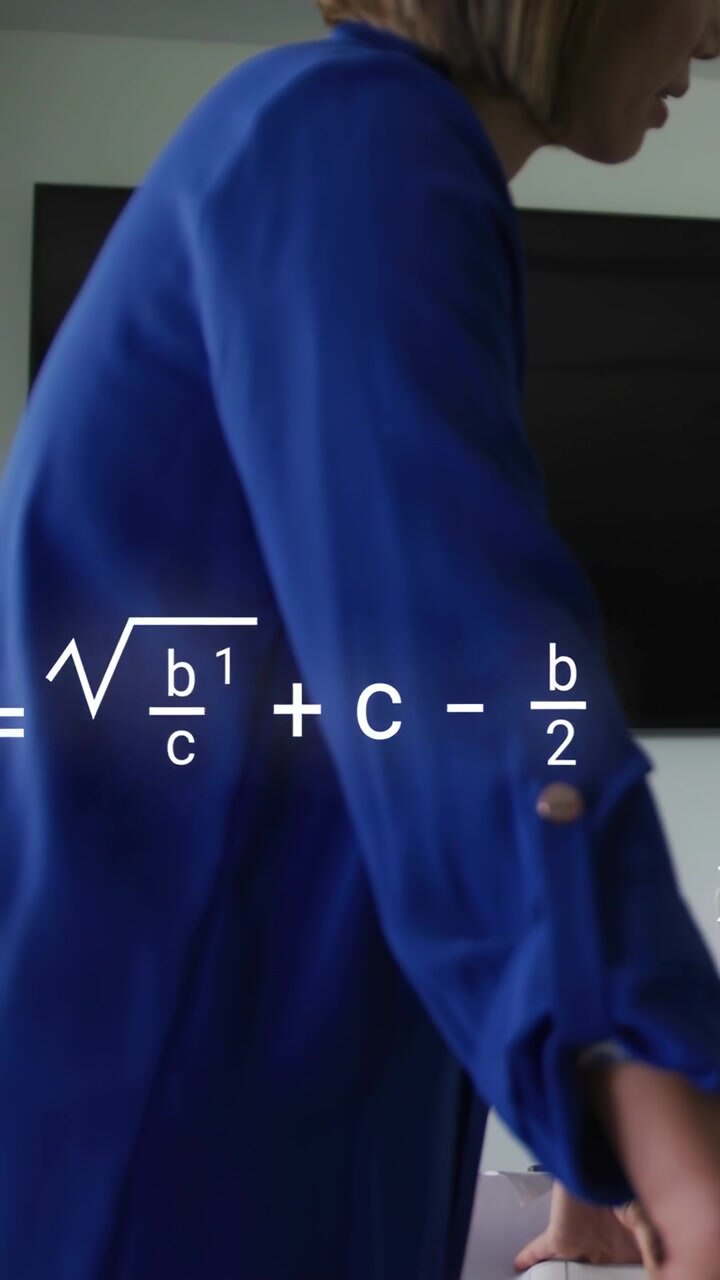 Video verticale: Uomo in camicia blu che attraversa l'inquadratura, raggiungendo un dispositivo, con equazioni matematiche che si muovono intorno a lui.