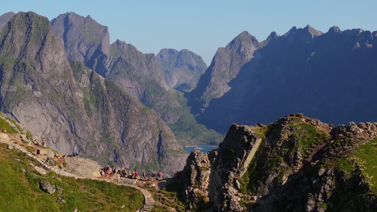 놀라운 후방 드론 은 배경에 산이 있는 라인브린겐 계단을 보여줍니다.