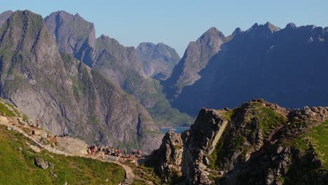 asombroso disparo de drone hacia atrás revela la escalera de reinebringen con la montaña en el fondo