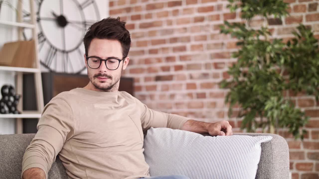 hombre alegre leyendo un mensaje de texto