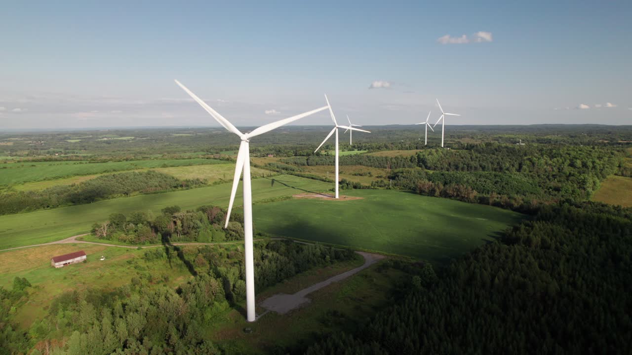 parque eólico en acción, campo rural, 4k