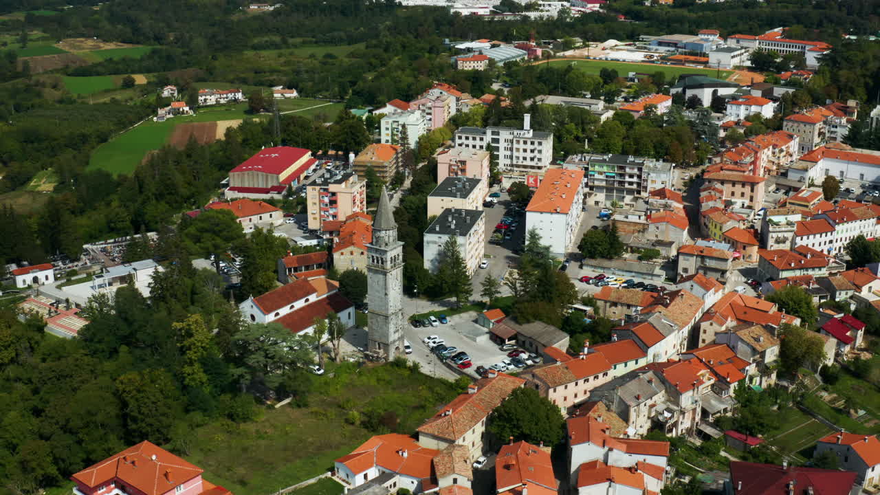 Zvonice katolického kostela svatého Mikuláše a město Pazin v Istrii, Chorvatsko
