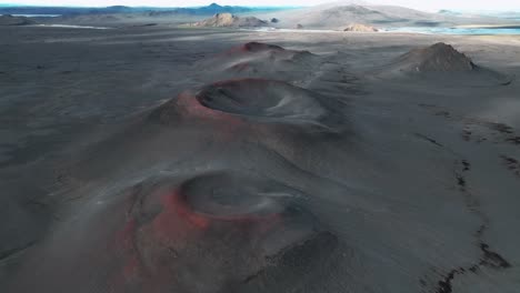 vista aérea sobre cráteres volcánicos en las tierras altas de islandia