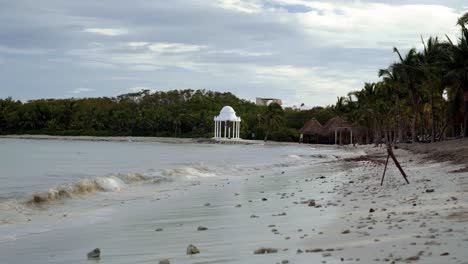 Un-Hermoso-Cenador-En-La-Arena-Al-Lado-De-La-Hermosa-Costa-De-Playa-Del-Carmen-En-Riviera-Maya,-México-Cerca-De-Cancun-Y-Tulum-En-Una-Ventosa-Tarde-Nublada-En-Un-Resort-Tropical