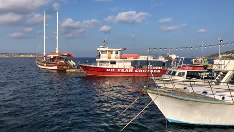 Luxusyacht-Segelboot-Vor-Anker-Im-Maltaer-Mittelmeer