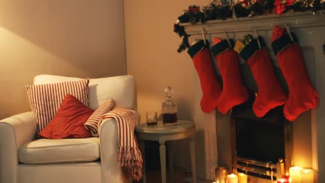 Chimenea-Decorada-Con-Decoración-Y-Adornos-Navideños.