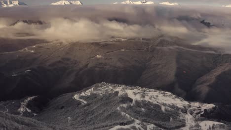 concepto de invierno en la naturaleza - vista panorámica del paisaje cubierto de nieve