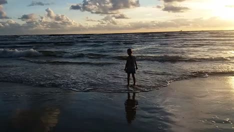 Kind-Spielt-Am-Strand-Bei-Sonnenuntergang