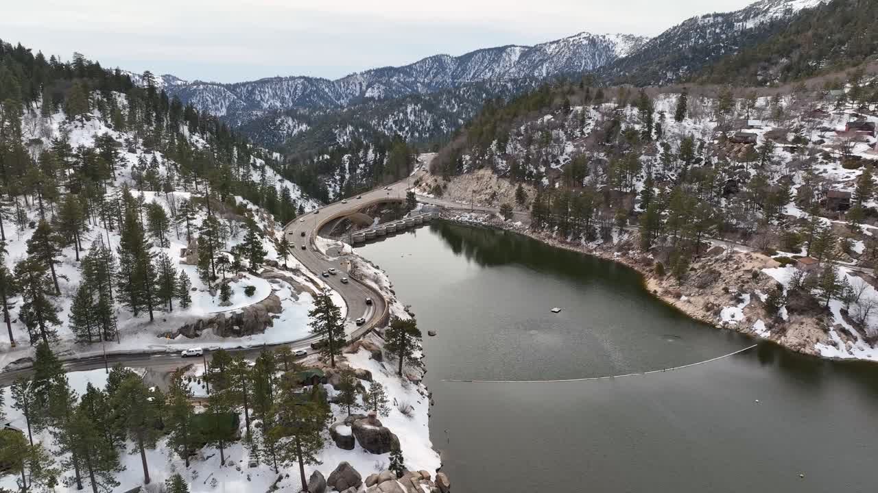 carretera junto a la presa de agua en las montañas de big bear