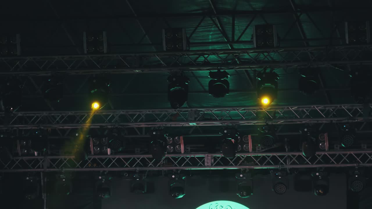 iluminación multicolor del escenario. luces de concierto. efectos de iluminación en el escenario del concierto