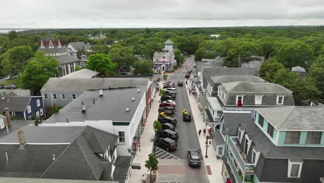 Drohnenaufnahme-Der-Belebten-Straßen-In-Der-Innenstadt-Von-Martha&#39;s-Vineyard,-Massachusetts