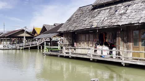 Schwimmender-Markt-In-Pattaya,-Holzhaus-Restaurant-über-Dem-Wasserkanal-Gebaut