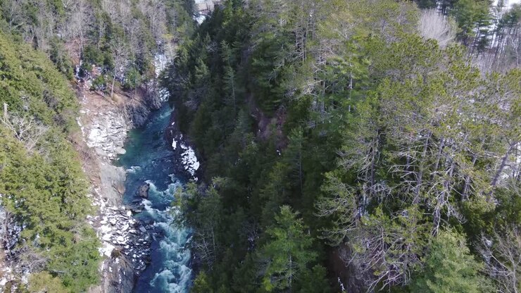 Vista aerea dall'alto in 4K della gola di Quechee e del fiume Ottauquechee vicino a Woodstock, Vermont, USA.