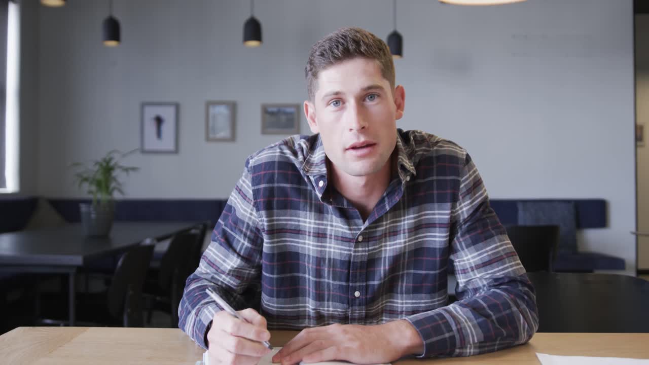 un hombre de negocios caucásico haciendo una llamada de video en el escritorio, en cámara lenta.