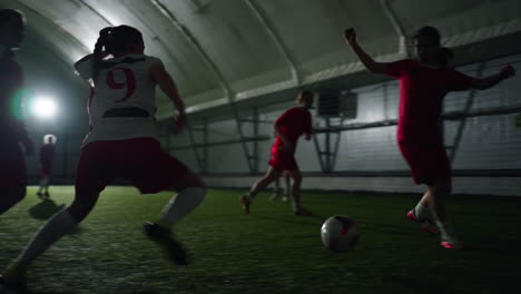 chicas jugando al fútbol en interiores